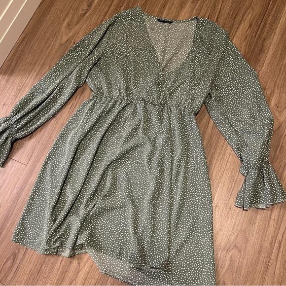 🦋2/$15🦋 SHEIN Green Dotted Dress - Picture 1 of 4